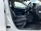 ドライバー中心の設計で操作性も良好。長時間の運転でも疲れにくい快適な空間です。