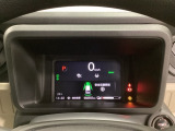デジタル表示のスピードメーターとタコメーター、燃費やオドメーターなどの表示の他に、ホンダセンシング機能などの表示もできる多機能なマルチインフォメーション・ディスプレイです。