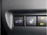 電動式バックドアです。 荷物を持ったままでもボタン一つで自動的に開け閉めできるので便利ですよ。挟み込み防止機能も付いていますのでお子様の手や荷物を挟み込むのを防いでくれますよ