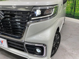 【LEDヘッドライト】悪天候や夜間走行時も良好な視界を確保し安心して運転できる高輝度LEDヘッドライトを装備!点灯速度が早く、消費電力も抑えられています。