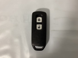 スマートキーを装備しています。鍵を差し込むことなくドアロックの開け閉めと、スタートボタン操作でのエンジンスタートができます。スペアキーも同じものを用意しております。