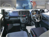 運転席サンバイザー部には大型ミラー装備。室内は黒基調に紺の差し色でお手入れも楽な配色です。
