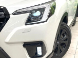 【LEDヘッドライト】悪天候や夜間走行時も良好な視界を確保し安心して運転できる高輝度LEDヘッドライトを装備!点灯速度が早く、消費電力も抑えられています。