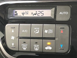 【オートエアコン】一度お好みの温度に設定すれば、車内の温度を検知し風量や温度を自動で調整。暑い&hellip;寒い&hellip;と何度もスイッチ操作をする必要はありません。快適な車内空間には必須の機能ですね♪