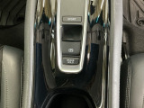 パーキングブレーキはスマートな電子制御式と合わせて渋滞時等にブレーキペダルから足を離しても停車状態を保持してくれるオートブレーキホールド機能で運転が楽になります。スタートはアクセルペダルを踏むだけ