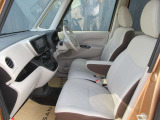 【VDC】運転操作やクルマの速度を検知して、ブレーキやエンジン出力の制御を 自動的に行い、滑りやすい路面やカーブを曲がるときや障害物を回避するときにクルマ の横滑りを軽減し、運転に安心感を与えます。