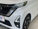 【LEDヘッドライト】悪天候や夜間走行時も良好な視界を確保し安心して運転できる高輝度LEDヘッドライトを装備!点灯速度が早く、消費電力も抑えられています。