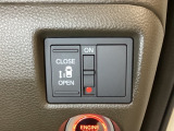 左側電動スライドドアは運転席からでも操作ができるように、ハンドル付近に開閉の操作スイッチが付いています。