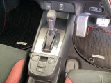 シンプルでとても使いやすいフロアシフトに、パーキングブレーキは電子制御パーキングブレーキです。
