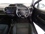革巻きステアリングで快適な操作性の運転席です。