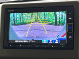 【バックカメラ】駐車時に後方がリアルタイム映像で確認できます。大型商業施設や立体駐車場での駐車時や、夜間のバック時に大活躍!運転スキルに関わらず、今や必須となった装備のひとつです!