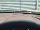 運転視界の遠方上方に虚像を投影することで前を見ながら情報の視認ができます。本当にドライバーが必要な情報を適切に伝え、楽しんで頂くことを考えた新世代装備です。※虚像は1.5m前方に浮かぶイメージです。