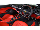 内装色はRosso Ferrari、カーペットカラーはNeroとなります。