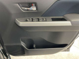 運転席、助手席ドアポケットにドリンクホルダーが付いています