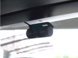 ◆車内カメラ◆前方・後方はもちろん、車内向きのカメラでも記録。左右をワイドに撮ることができ、幅寄せや側面衝突、威圧的なドライバーの危険行為など、クルマ周囲のトラブルもしっかり記録できます。
