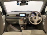 シンプルながら機能性あふれる運転席廻りです。視界性もよく、運転しやすいですよ。