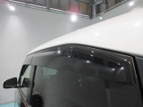 クルマと一体感がある.デザインのプラスチックバイザー 雨の日でも車内の換気ができます。