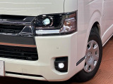 【LEDヘッドライト】悪天候や夜間走行時も良好な視界を確保し安心して運転できる高輝度LEDヘッドライトを装備!点灯速度が早く、消費電力も抑えられています。