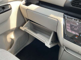 グローブボックス。車検証ブックや小物などが収納できるスペースがあります。