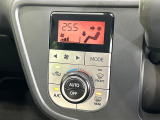 【オートエアコン】一度お好みの温度に設定すれば、車内の温度を検知し風量や温度を自動で調整。暑い&hellip;寒い&hellip;と何度もスイッチ操作をする必要はありません。快適な車内空間には必須の機能ですね♪