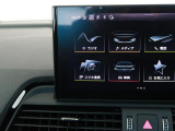 スマートフォンとAudiをUSBケーブルを介し接続。AppleのCarPlayやAndroid Autoのアプリを通じて、スマートフォンのコンテンツをMMIディスプレイに表示します。