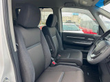 運転席まわりには十分なスペースがあり、大柄な方でもゆったり運転していただける環境です。