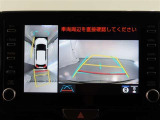 パノラミックビューモニター付きです。車両を上から見たような映像をモニター画面に表示。運転席からの目視では見にくい、車両周辺の状況をリアルタイムでしっかり確認できます。