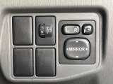 【電動格納ミラー】サイドミラーは電動格納式となっており、狭い駐車場でもキズがつくリスクを抑えられます。
