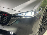 【LEDヘッドライト】悪天候や夜間走行時も良好な視界を確保し安心して運転できる高輝度LEDヘッドライトを装備!点灯速度が早く、消費電力も抑えられています。