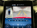 【全方位型モニター】クルマを上空から見下ろしているかのように、直感的に周囲の状況を把握できる全方位型モニター。狭い場所での駐車でも周囲が映像で確認できます。