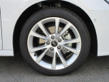 全車両に標準装備の純正アルミホイールは、純正ならではのバランスの良いデザインと、走行安定性をお楽しみ頂けます。
