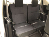 サードシートです。荷物が思ったより多くなった時や、大人数のドライブなど様々なシーンで対応が来ます。片方を畳んで荷物を載せたり、シートアレンジも自由自在。