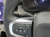 左側のスポーク部には運転支援機能の操作ボタン、右側にはオーディオやインフォテイメント、通信機能などの操作ボタンが設置されています。