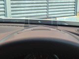 運転視界の遠方上方に虚像を投影することで前を見ながら情報の視認ができます。本当にドライバーが必要な情報を適切に伝え、楽しんで頂くことを考えた新世代装備です。※虚像は1.5m前方に浮かぶイメージです。