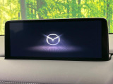 【10.25インチマツダコネクト】車内の雰囲気にマッチした大型ディスプレイ。スマホ接続でのナビ使用やBluetooth再生等、様々な機能が楽しめます。直感的なダイヤル操作が可能で、使い勝手も良好です。