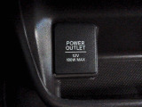 【POWEROUTLET】12V電源ソケットを設置しております。周辺機器の充電にご利用頂けます。