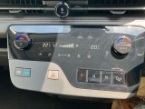 左右独立温度調整機能付きオートエアコン!運転席・助手席それぞれで室内空調を自動設定でき、ドライブが快適です♪ご納車時からより快適にお乗り頂ける、エアコンフィルターの交換やエアコン内部洗浄も承ります。