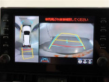 パノラミックビューモニター付きです。車両を上から見たような映像をモニター画面に表示。運転席からの目視では見にくい、車両周辺の状況をリアルタイムでしっかり確認できます。