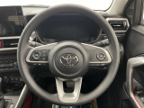 快適な操作性の運転席、ハンドルも綺麗に清掃済みです!もちろん安全を守るエアバッグも装備しているので安心してお乗りいただけます(^^)