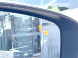 【ブラインドスポットモニタリング】走行中、ドアミラーの死角になりやすい箇所に後続車が接近するとサイドミラー付近に警告を表示、ドライバーに注意喚起をしてくれます。