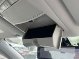 運転席の上にメガネを入れるのに便利な小物入れ付き