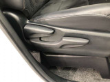 運転席シート座面は上下アジャスター付きです。お好みの位置に調整可能です。