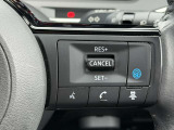 【プロパイロット】高速道路のロングドライブをアシスト。アクセル・ブレーキを制御し前方車との車間距離を保ち、ハンドル操作を制御アシストし走行車線を維持します。
