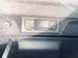 ETCユニットはグローブボックスの中に装着されています。こちらの車両はDSRC(ETC 2.0)に対応していますので、渋滞情報などリアルタイムでナビに反映されます。