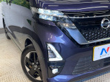 【LEDヘッドライト】悪天候や夜間走行時も良好な視界を確保し安心して運転できる高輝度LEDヘッドライトを装備!点灯速度が早く、消費電力も抑えられています。