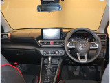 オシャレなインテリアで運転する気分も盛り上がりますよね^^