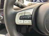 ステアリングにオーディオ操作スイッチが付いています。オーディオ画面に直接タッチしなくても操作が出来ますので、運転に集中できます。