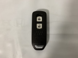 スマートキーを装備しています。鍵を差し込むことなくドアロックの開け閉めと、スタートボタン操作でのエンジンスタートができます。