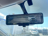 スマートルームミラーがリヤカメラで車両後方の映像ルームミラー表示しをクリアな後方視界を確保してくれます♪