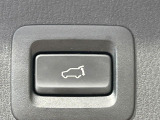 【パワーバックドア】スマートキーや運転席のボタンを押すだけでリアゲートが自動で開閉します!荷物を持っている時や、高い位置にあるバックドアを閉める際に便利な機能です♪